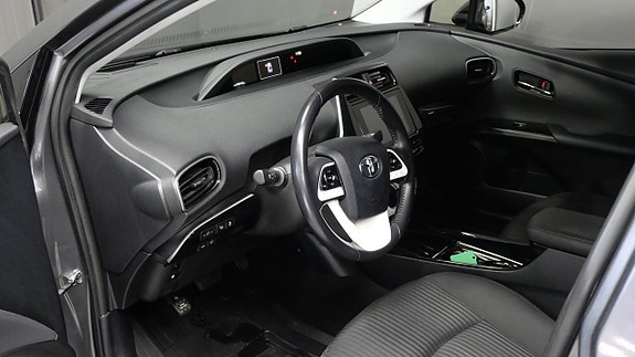 Toyota Prius Plug-in Hybrid 7 of 18