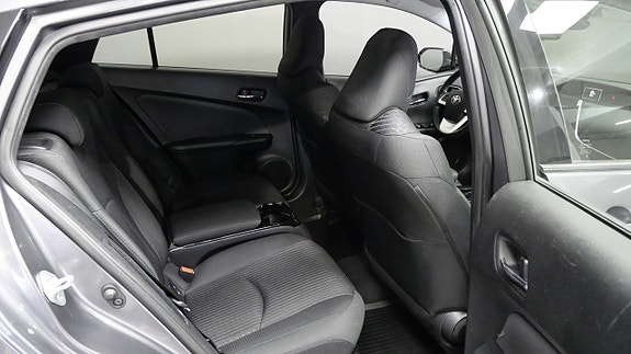 Toyota Prius Plug-in Hybrid 10 of 18
