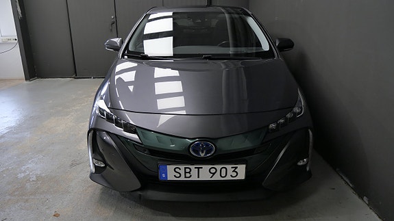 Toyota Prius Plug-in Hybrid 2 of 18