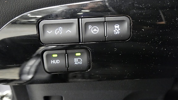 Toyota Prius Plug-in Hybrid 14 of 18