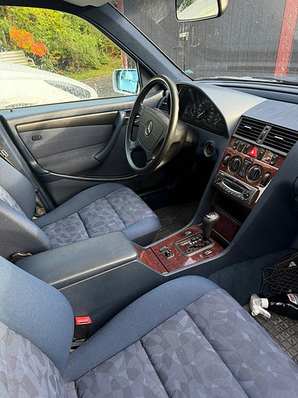Mercedes-Benz C180 3 of 7