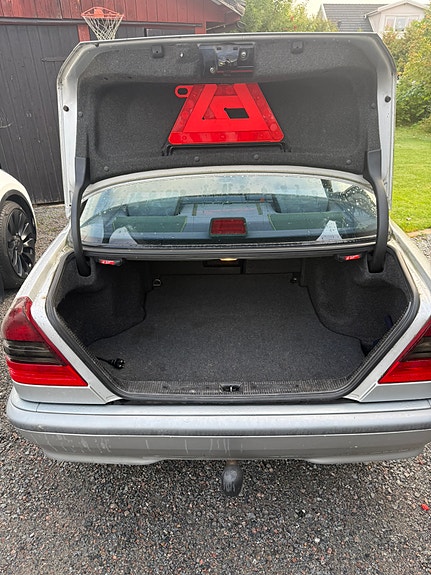 Mercedes-Benz C180 5 of 7