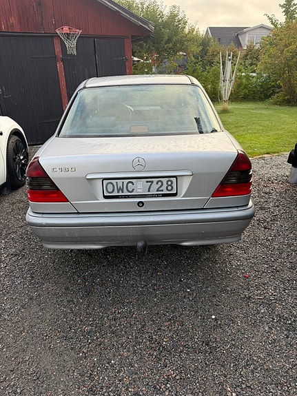 Mercedes-Benz C180 2 of 7