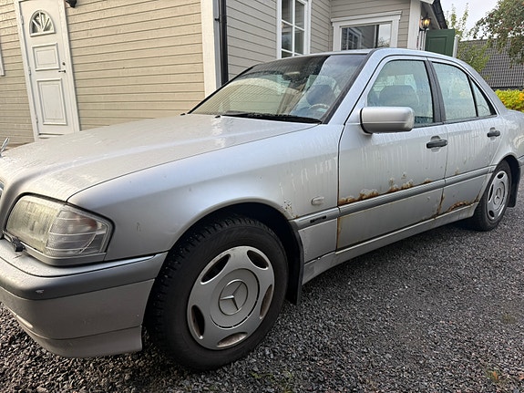 Mercedes-Benz C180 6 of 7