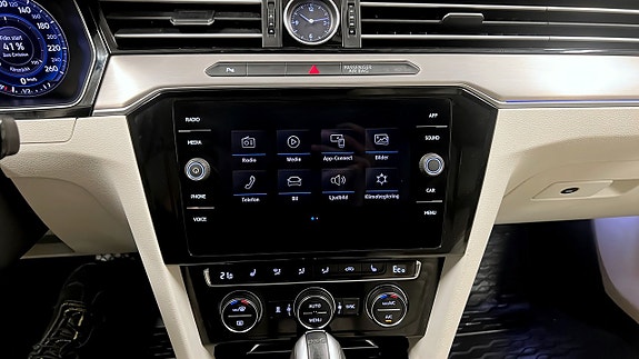Volkswagen Passat 9 of 26
