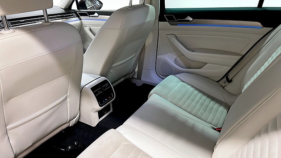 Volkswagen Passat 11 of 26