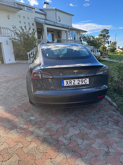 Tesla Model 3 4 of 8