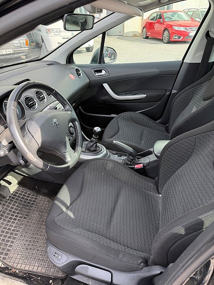 Peugeot 308 SW 6 of 9
