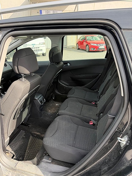 Peugeot 308 SW 8 of 9