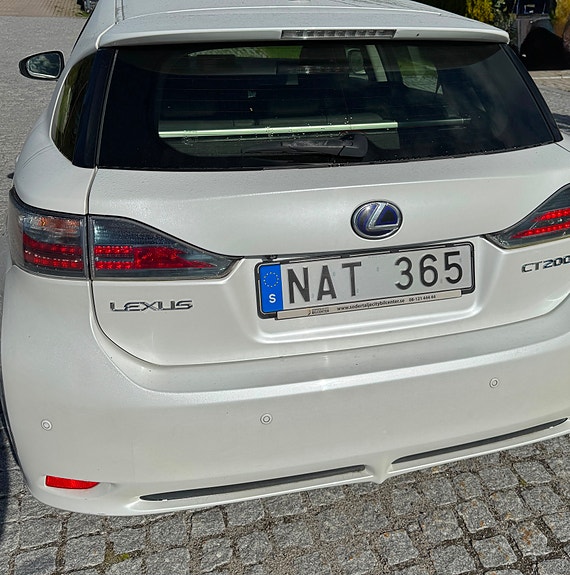 Lexus CT200h 2 of 6