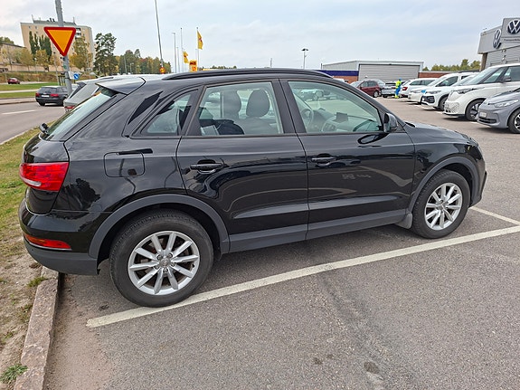 Audi Q3 2 of 5