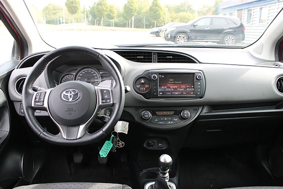 Toyota Yaris 5 of 9