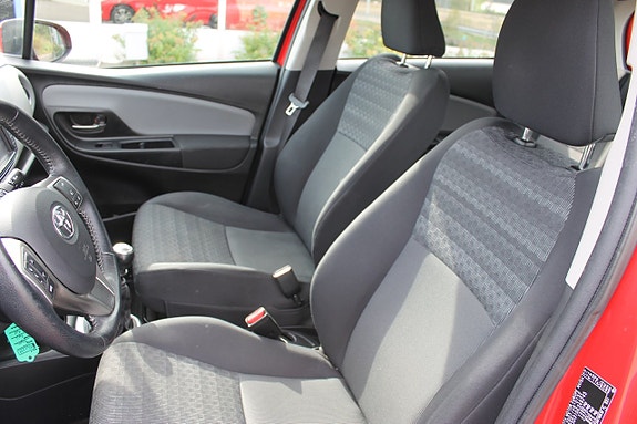 Toyota Yaris 7 of 9