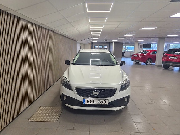 Volvo V40 Cross Country 2 of 11