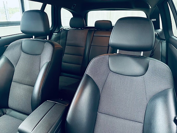 Mercedes-Benz C200 12 of 16