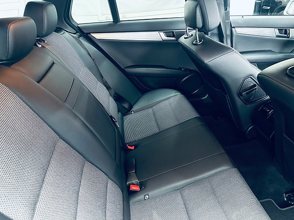 Mercedes-Benz C200 15 of 16