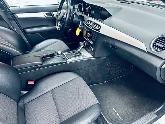 Mercedes-Benz C200 14 of 16