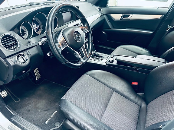 Mercedes-Benz C200 11 of 16
