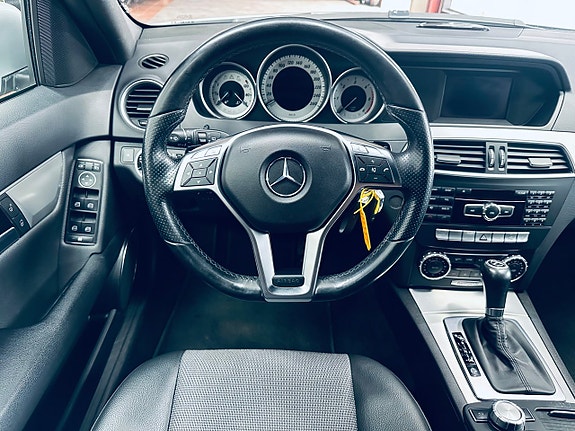 Mercedes-Benz C200 9 of 16