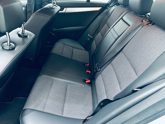 Mercedes-Benz C200 13 of 16