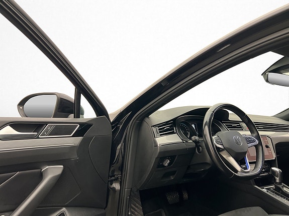 Volkswagen Passat 10 of 30