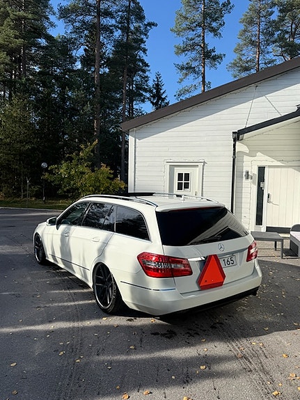 Mercedes-Benz E350 2 of 7