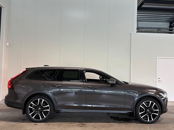 Volvo V90 Cross Country 2 of 27