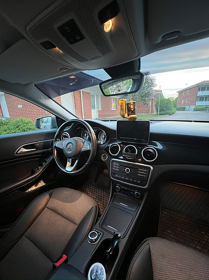 Mercedes-Benz CLA200 2 of 7