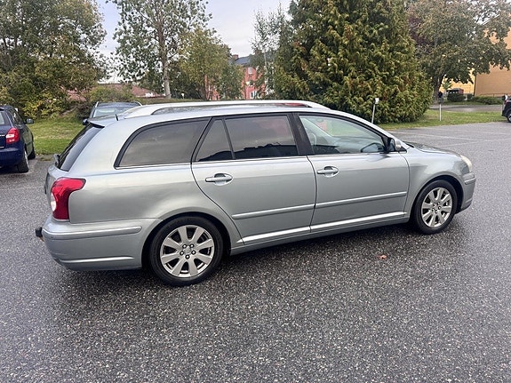 Toyota Avensis 4 of 5