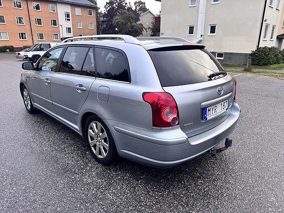 Toyota Avensis 2 of 5