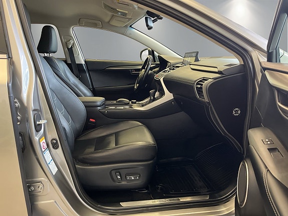 Lexus NX300h 9 of 30