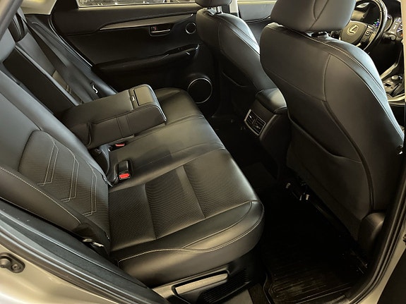 Lexus NX300h 14 of 30