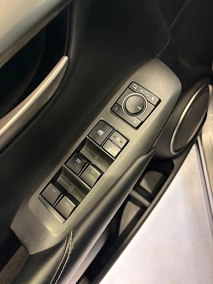 Lexus NX300h 23 of 30