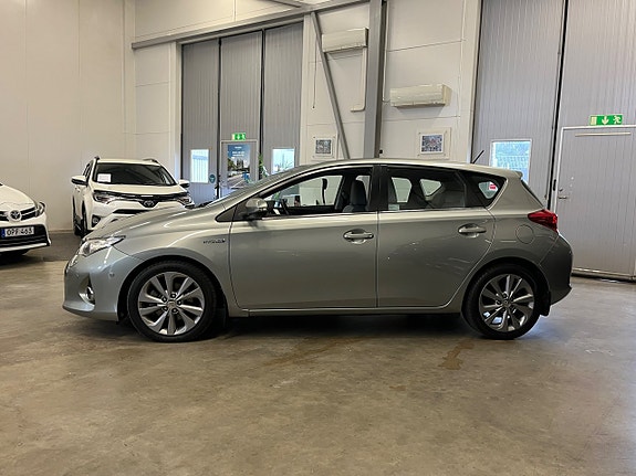 Toyota Auris 7 of 19