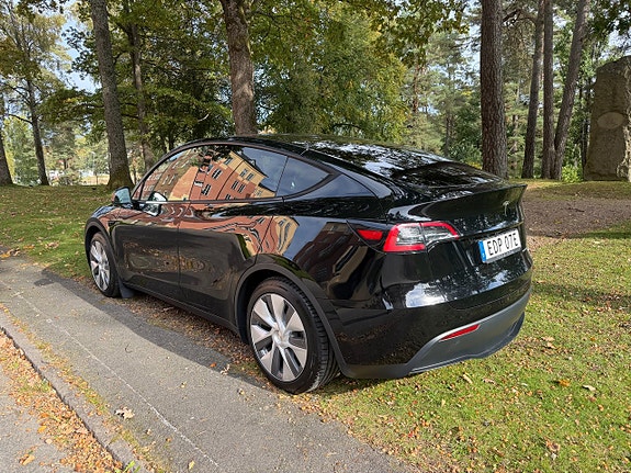 Tesla Model Y 5 of 13