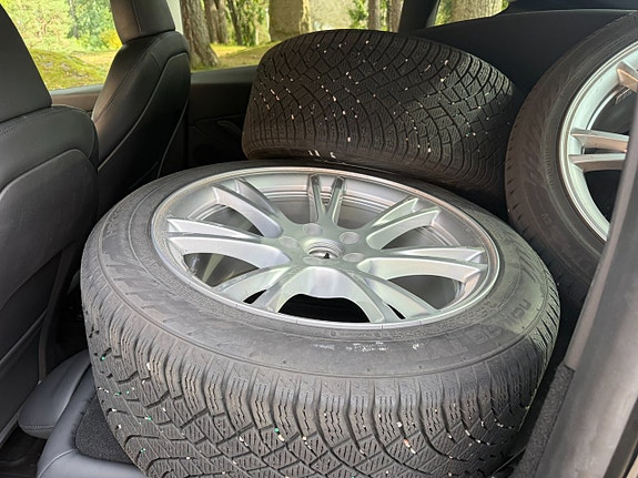 Tesla Model Y 10 of 13