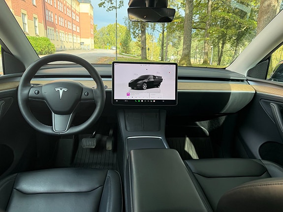 Tesla Model Y 9 of 13
