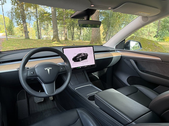 Tesla Model Y 8 of 13
