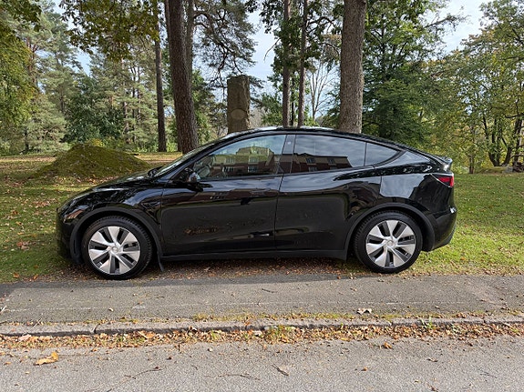 Tesla Model Y 4 of 13