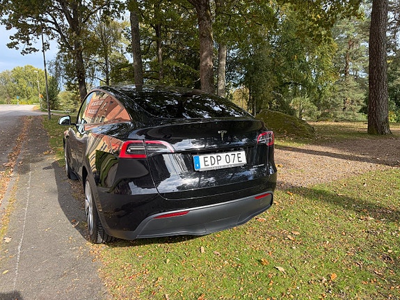 Tesla Model Y 6 of 13