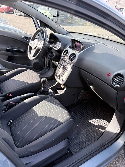 Opel Corsa 2 of 4