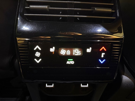 Peugeot e-5008 16 of 18