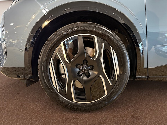 Peugeot e-5008 7 of 18