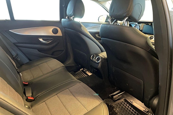 Mercedes-Benz E200 21 of 26