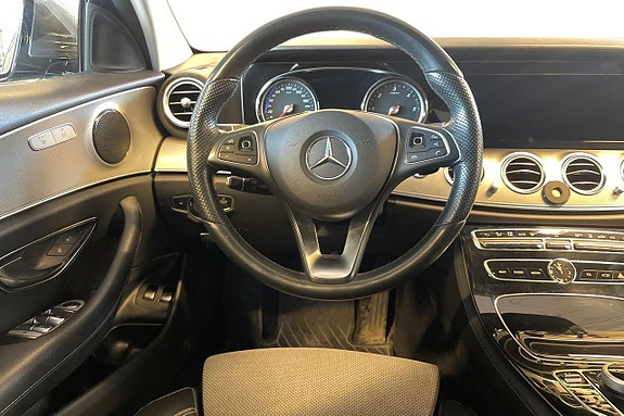 Mercedes-Benz E200 12 of 26