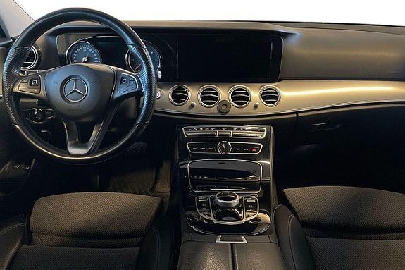 Mercedes-Benz E200 11 of 26