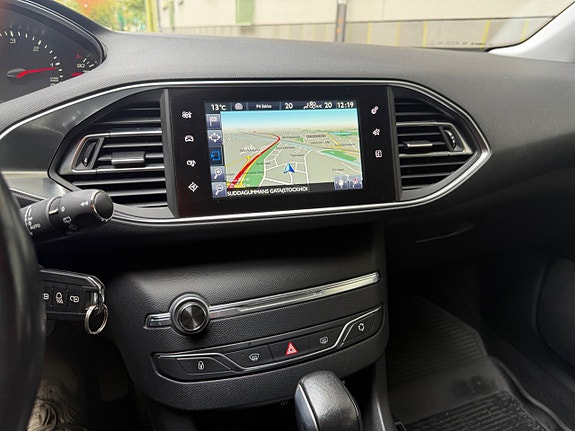 Peugeot 308 SW 15 of 21