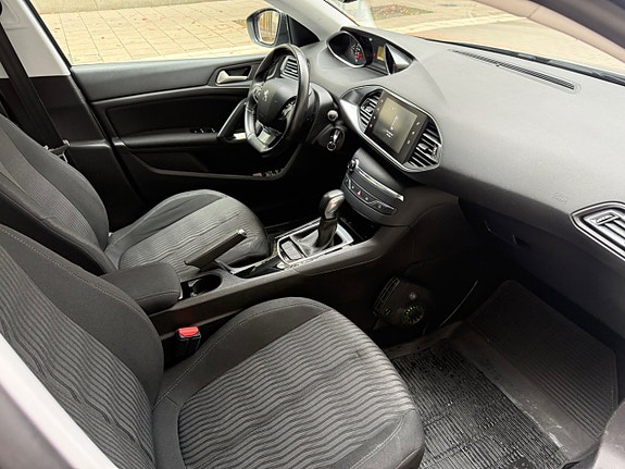 Peugeot 308 SW 18 of 21