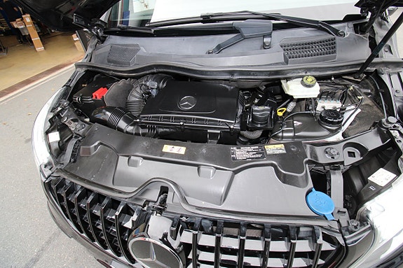 Mercedes-Benz V250 13 of 18