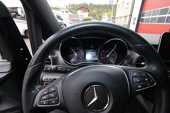 Mercedes-Benz V250 11 of 18